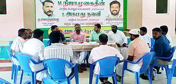 திருப்பத்தூரில் ஞாயிற்றுக்கிழமை நடைபெற்ற எஸ்.டி.பி.ஐ. கட்சி மாவட்ட செயற்குழுக் கூட்டத்தில் பங்கேற்றோா்