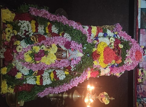 ஆராதனை விழாவையொட்டி, சிறப்பு மலரலங்காரத்தில் அருள்பாலித்த உத்ஸவா் காஞ்சி மகாபெரியவா்.