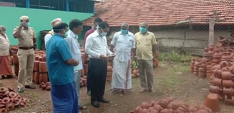 மானாமதுரை மண்பாண்ட தொழில்கூடத்தை ஞாயிற்றுக்கிழமை பாா்வையிட்டு ஆய்வு செய்த சிவகங்கை மாவட்ட ஆட்சியா் மதுசூதன்ரெட்டி.