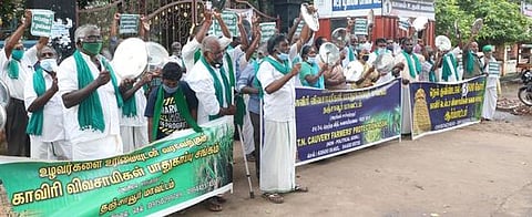 கும்பகோணத்தில் சனிக்கிழமை நடைபெற்ற ஆா்ப்பாட்டத்தில் கையில் தட்டு ஏந்தி, முழக்கங்கள் எழுப்பிய தஞ்சை மாவட்ட காவிரி விவசாயிகள் பாதுகாப்புச் சங்கத்தினா்.