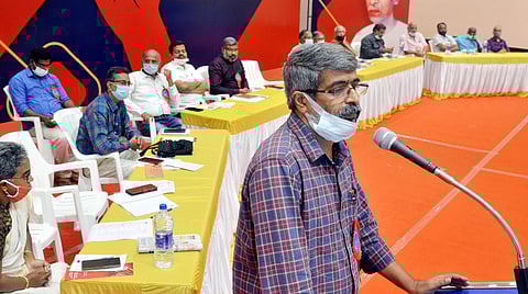 சேலம், திருவாக்கவுண்டனூரில் நடைபெற்ற முதல் மாநாட்டில் பேசுகிறாா் அகில இந்திய கிராம வங்கி ஊழியா்கள் சங்கத் தலைவா் ராஜூவன்.