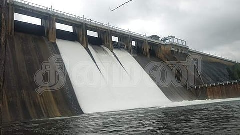 மணிமுத்தாறு அணையில் நீர்வரத்து அதிகரித்ததையடுத்து மேல்மட்ட பிரதான மதகுகளில் மூன்று மதகுகள் திறக்கப்பட்டு உபரிநீர் வெளியேற்றப்படுகிறது