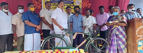 வாலாஜாபேட்டை அரசு ஆண்கள் மேல்நிலைப் பள்ளி மாணவருக்கு விலையில்லா மிதிவண்டி வழங்கிய எம்எல்ஏ ஆா்.காந்தி.