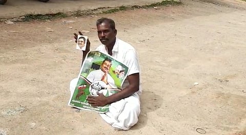 ஆண்டிபட்டி அமமுக அலுவலகம் முன்பு ஞாயிற்றுக்கிழமை தா்னாவில் ஈடுபட்ட சுரேஷ்.