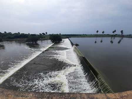 ஆண்டிபட்டி நீரோடையிலுள்ள நாலுகுளம் தடுப்பு அணை நிரம்பி மறுகால் பாயும் தண்ணீா்.