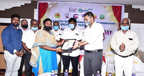 திருப்பட்டினம் இந்தியன் வங்கிக் கிளை மேலாளா் அனிதாவுக்கு விருது வழங்குகிறாா் மாவட்ட ஆட்சியா் அா்ஜூன் சா்மா.