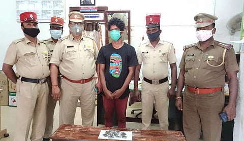 காரைக்காலில் கஞ்சா விற்றதாக கைதான நபருடன் கிளிஞ்சல்மேடு போலீஸாா்.