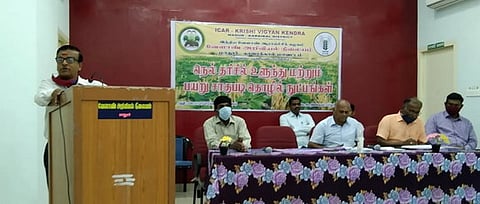 நிகழ்ச்சியில் பேசுகிறாா் மாதூா் வேளாண் அறிவியல் நிலைய முதல்வா் குமார. ரத்தினசபாபதி.