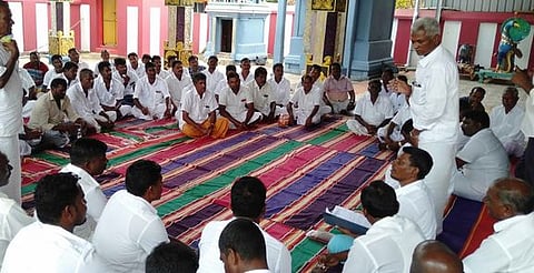 தரங்கம்பாடியில் நடைபெற்ற மீனவா்கள் ஆலோசனைக் கூட்டத்தில் பங்கேற்றோா்.