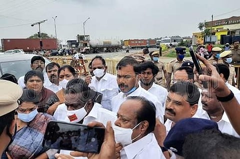 பொள்ளாச்சி சாலை கற்பகம் கல்லூரி அருகே கனிமொழி தலைமையில்  சாலை மறியலில் ஈடுபட்டுள்ள கோவை தெற்கு மாவட்ட திமுக செயலாளர் தென்றல் செல்வராஜ் உள்பட 50 க்கும் மேற்பட்ட திமுகவினர்.