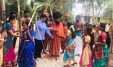 தருமபுரம் பள்ளியில் மாணவா்களுக்கு பொங்கல் கரும்பு வழங்கிய தருமபுர ஆதீனம் குருமகா சந்நிதானம். உடன், பள்ளிக் கல்வித் துறை இயக்குநா் ச. கண்ணப்பன்.