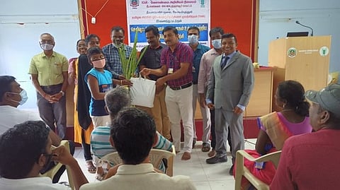 பயிற்சியில் பயனாளிகளுக்கு கால்நடை தீவனக் குருணை வழங்கும் வேளாண்மை அறிவியல் நிலையத்தினா்.