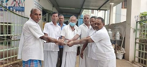 ஓமலூர் அருகே நச்சுவாயனூர் பால் உற்பத்தியாளர் சங்க உறுப்பினர்களுக்கு பொங்கல்  போனஸ் வழங்கிய பால் உற்பத்தியாளர் சங்க தலைவர் மாது.