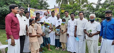 சமத்துவப் பொங்கல் விழாவில் மாணவ, மாணவிகளுக்கு வழங்கப்படும் மரக்கன்றுகள்.