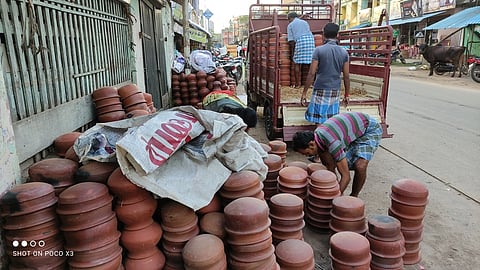 சாலையோரம் விற்பனைக்கு வைக்கப்பட்டு பொங்கல் பானை, சட்டிகள்.