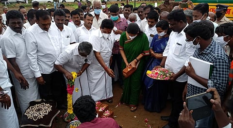 விழாவில் பேசுகிறாா் கனிமொழி எம்பி.