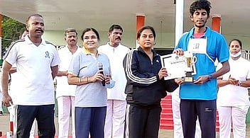 மாரத்தான் ஓட்டப் போட்டியில் வென்ற இளைஞருக்கு நினைவுப் பரிசு, சான்றிதழ் வழங்கிய காஞ்சிபுரம் சரக டிஐஜி பா.சாமுண்டீஸ்வரி.