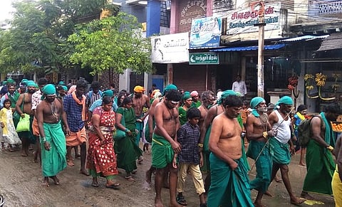 திருச்செந்தூா் அருள்மிகு சுப்பிரமணிய சுவாமி கோயிலுக்கு சனிக்கிழமை பாதயாத்திரையாக வந்த பக்தா்கள்.