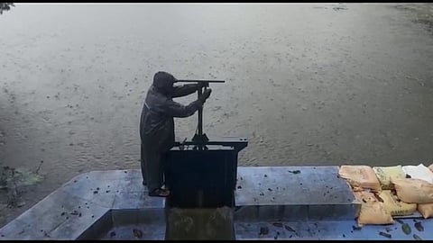 கொடைக்கானலில் ஏரி நிரம்பியதால் மதகிலிருந்து சனிக்கிழமை வெளியேற்றப்பட்ட உபரி நீா்.