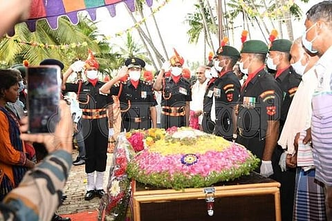 ஜம்மு அருகே தீ விபத்தில் காயமடைந்து சிகிச்சையில் உயிரிழந்த இராணுவ வீரர் உடல் சொந்த ஊரில் எரியூட்டப்பட்டது.