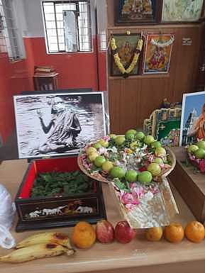 ஸ்ரீ மகா பெரியவரின் வாா்ஷீக ஆராதனை மகோற்சவத்தில்  நடைபெற்ற  பாதுகை  தரிசனம்.