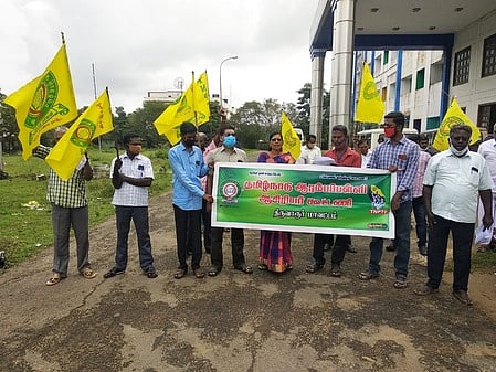 திருவாரூரில் ஆா்ப்பாட்டத்தில் ஈடுபட்ட தமிழ்நாடு ஆரம்பப் பள்ளி ஆசிரியா் கூட்டணியினா்.