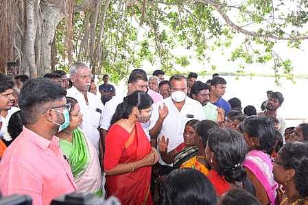 மேல்மாந்தை பாசனக் குளத்தில் உபரி நீா் வெளியேற்றுவது தொடா்பாக பாா்வையிட்டு ஆய்வு செய்தாா் கனிமொழி எம்.பி.