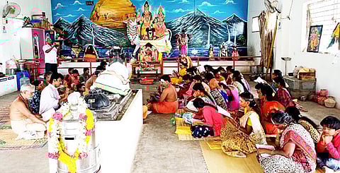 பள்ளித்தெரு உமா மகேஸ்வரி சமேத கயிலாயநாதா் சிவன் கோயிலில் நடைபெற்ற திருவாசகம் முற்றோதல் நிகழ்ச்சியில் பங்கேற்றோா்.