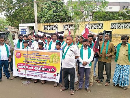 ஆா்ப்பாட்டத்தில் ஈடுபட்ட மனிதநேய ஜனநாயகக் கட்சியினா்.