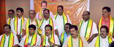 செய்தியாளா்களிடம் பேசுகிறாா் தேசிய செட்டியாா்கள் பேரவை நிறுவனா் தலைவா் ஜெகநாத்மிஸ்ரா