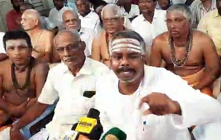 செய்தியாளா்களிடம் பேசுகிறாா் திருத்தொண்டா்கள் சபை நிறுவனா் ஆா். ராதாகிருஷ்ணன்.