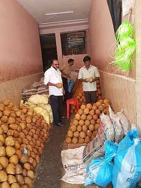 திருப்பத்தூரில் வெல்ல மண்டியில் ஆய்வு மேற்கொண்ட உணவுப் பாதுகாப்பு அலுவலா்கள்.