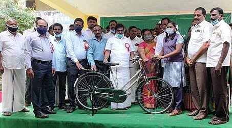 பொன்னேரி பெண்கள் மேல்நிலைப் பள்ளியில் மாணவிக்கு மிதிவண்டியை வழங்கிய எம்எல்ஏ சிறுணியம் பலராமன்.