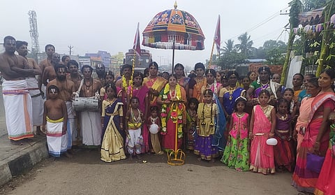 வெள்ளிவாயல் சாவடி லட்சுமி நரசிம்மா் கோயிலில் பெண் வேடமிட்டு பாசுரம் பாடிச் சென்ற ஆண் பக்தா்கள்.