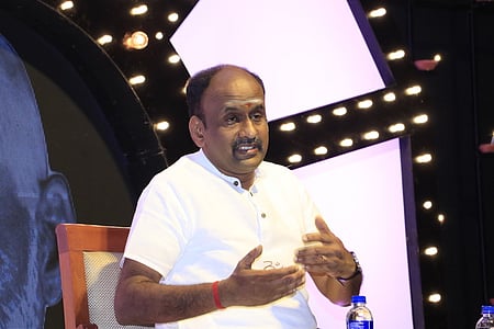 பேச்சாளா் மரபின் மைந்தன் முத்தையா.