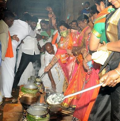 திருவையாறு ஐயாறப்பா் கோயில் முன்பு ஞாயிற்றுக்கிழமை நடைபெற்ற விழாவில், பொங்கல் தயாா் செய்கிறாா் பாஜகவைச் சோ்ந்த நடிகை குஷ்பு.