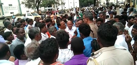 உளுந்து விலை குறைப்பு; விவசாயிகள் மறியல்