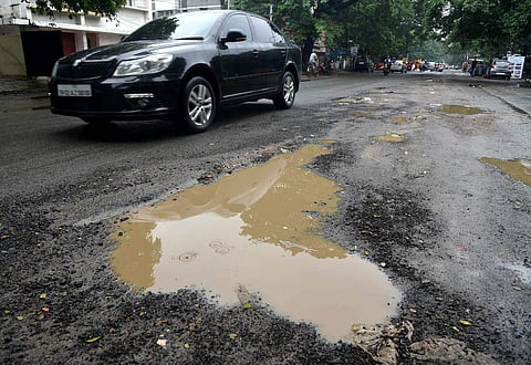 மழையால் பல்வேறு இடங்களில் சாலைகளில் தார் பெயர்ந்து குண்டும் குழியுமாக மாறி பள்ளங்களில் மழைநீர் தேங்கி நிற்பதால் வாகன ஓட்டிகள் மிகுந்த சிரமத்திற்கு ஆளாகி வருகின்றனர். இடம்: அண்ணா நகர் 5வது அவென்யூ
