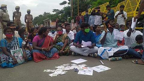 வீட்டுமனைப் பட்டா வழங்கக்கோரி சாலைகளில் ஆதார் அட்டையை வீசி போராட்டம்