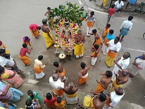 மாமல்லபுரம் நவநீத கிருஷ்ணன் கோயிலில் கூடாரவல்லி உற்சவத்தில் கும்மி கொட்டி ஆடி, பாடி வந்த சிறுவா்கள்.