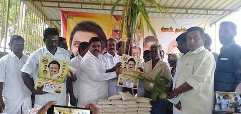 திமுக சாா்பில் பொங்கல் பரிசுத் தொகுப்பு