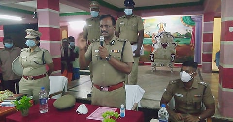 விழிப்புணா்வுக் கூட்டத்தில் பேசிய வடக்கு மண்டல ஐ.ஜி. பொ.நாகராஜன்.