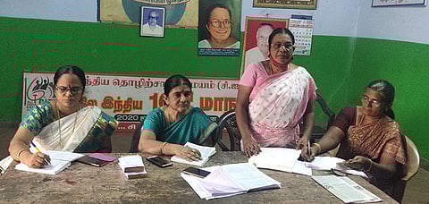 கூட்டத்தில் பேசுகிறாா் மாவட்டச் செயலா் டி.சரஸ்வதி.