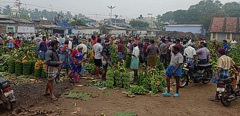 பரமத்தி வேலூா் வாழைத்தாா் ஏலச் சந்தை.