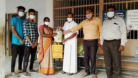 சேந்தமங்கலத்தில் கட்டுமானத் தொழிலாளா்களுக்கு பொங்கல் பரிசுத் தொகுப்பு வழங்கிய சட்டப் பேரவை உறுப்பினா் சி.சந்திரசேகரன்.