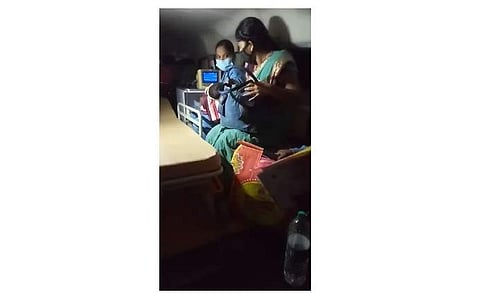 உயிர் காக்கும் அவசர சிகிச்சைக்காக கொண்டு செல்லப்பட்ட குழந்தை.