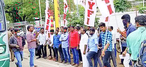 திருச்சி தலைமை தபால் நிலையம் முன்பு ஆர்பாட்டத்தில் ஈடுபட்டோர்.