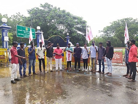 பள்ளி, கல்லூரிகளை திறக்கக் கோரி ஆா்ப்பாட்டம்