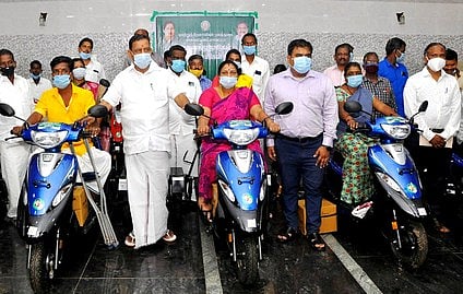 மாற்றுத்திறனாளிகளுக்கு நலத்திட்ட உதவிகள்: அமைச்சா் ஓ.எஸ். மணியன் வழங்கினாா்