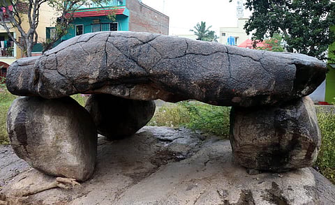 பாதுகாப்பின்றி கிடக்கும் பெருங்கற்கால மனிதா்களின் ஈமச்சின்னங்கள்: வரலாற்று ஆய்வாளா்கள் வேதனை